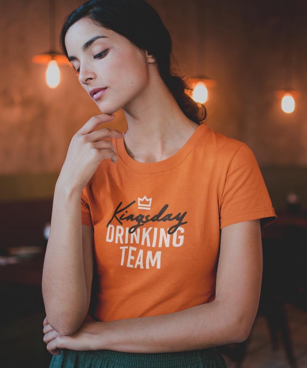 Koningsdag T-Shirt Drinking Team (DAMES - MAAT XXL) | Oranje Kleding | Feestkleding