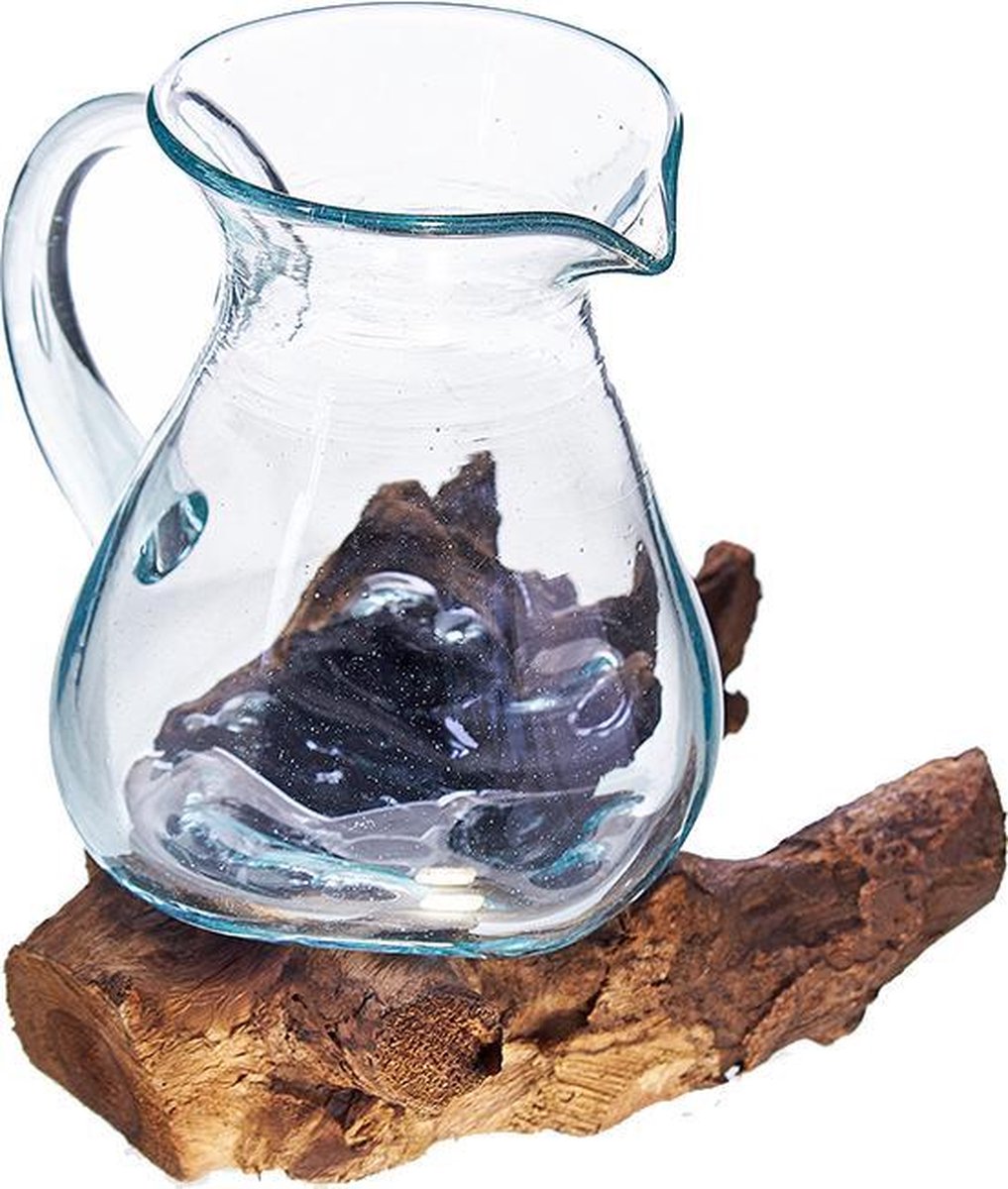 Waterkaraf op hout