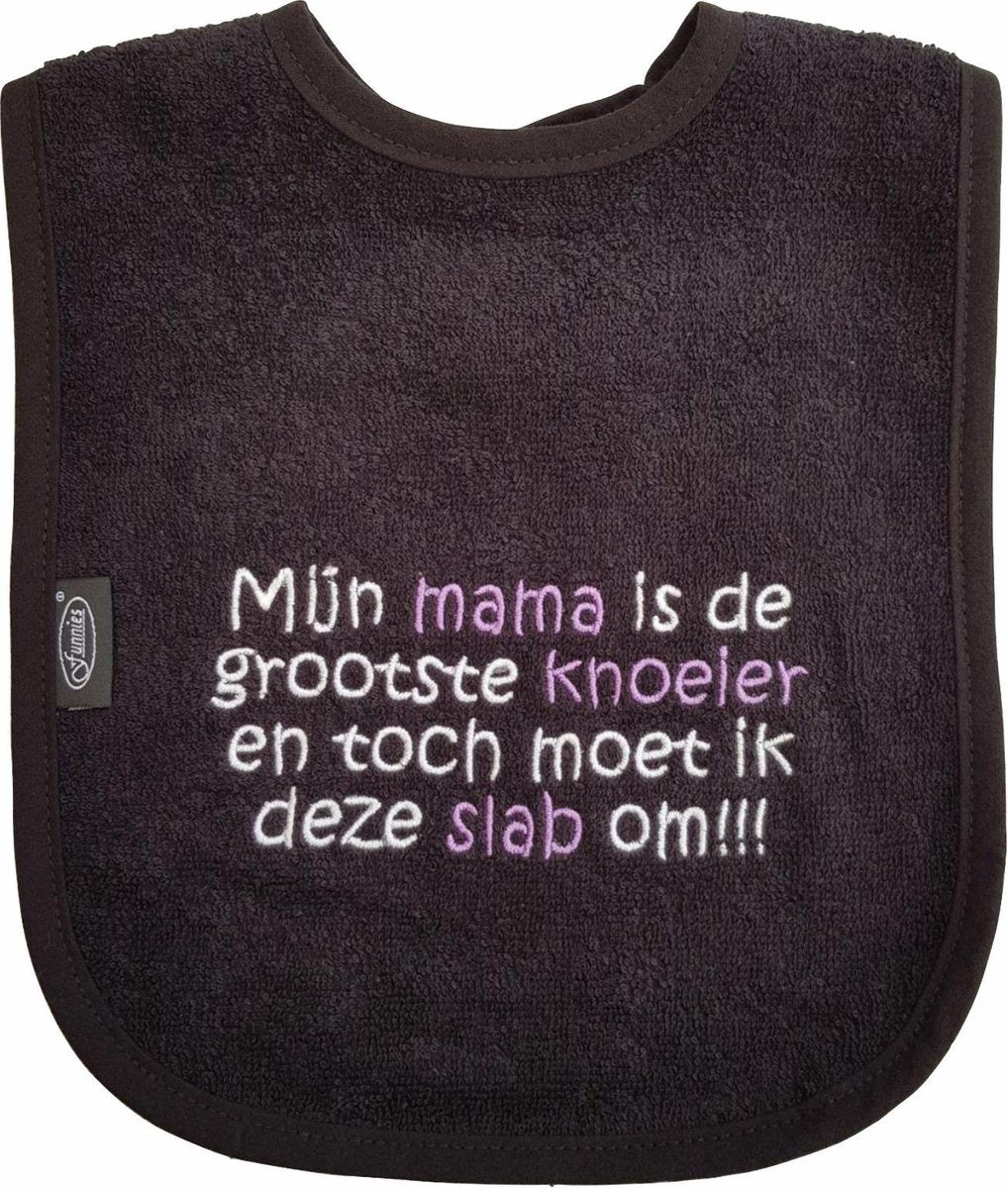Zwarte slab met "Mijn mama is de grootste knoeier en toch moet ik deze slab om"