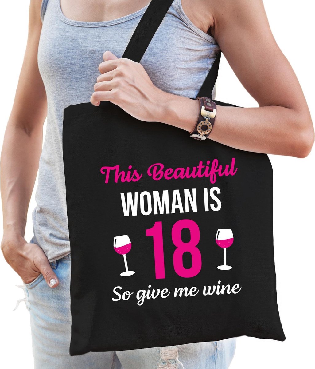 Verjaardag tas 18 jaar - this beautiful woman is 18 give wine - zwart - dames - achttien cadeau tasje