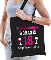 Verjaardag tas 18 jaar - this beautiful woman is 18 give wine - zwart - dames - achttien cadeau tasje