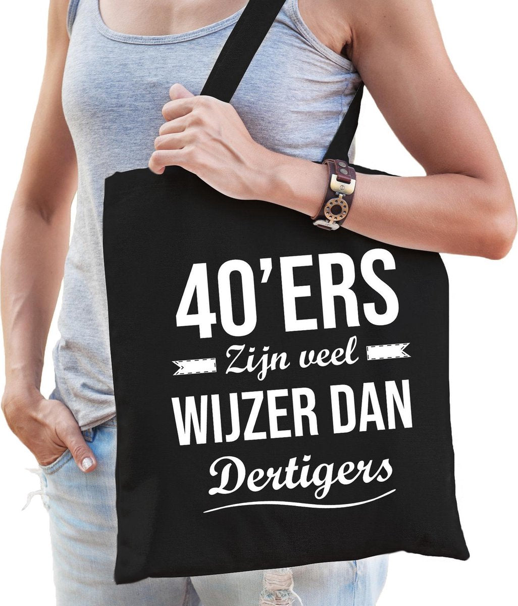 40ers zijn veel wijzer dan dertigers cadeau tas zwart voor dames cadeau / verjaardag katoenen tas zwart voor dames - 40 jaar - kado tas / tasje / shopper