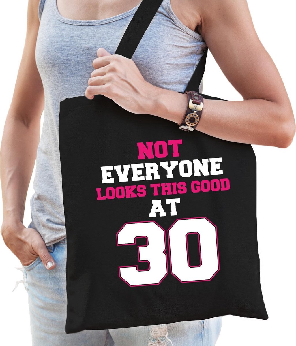 Not everyone looks this good at 30 cadeau tasje zwart voor dames - 30 jaar verjaardag kado tasje