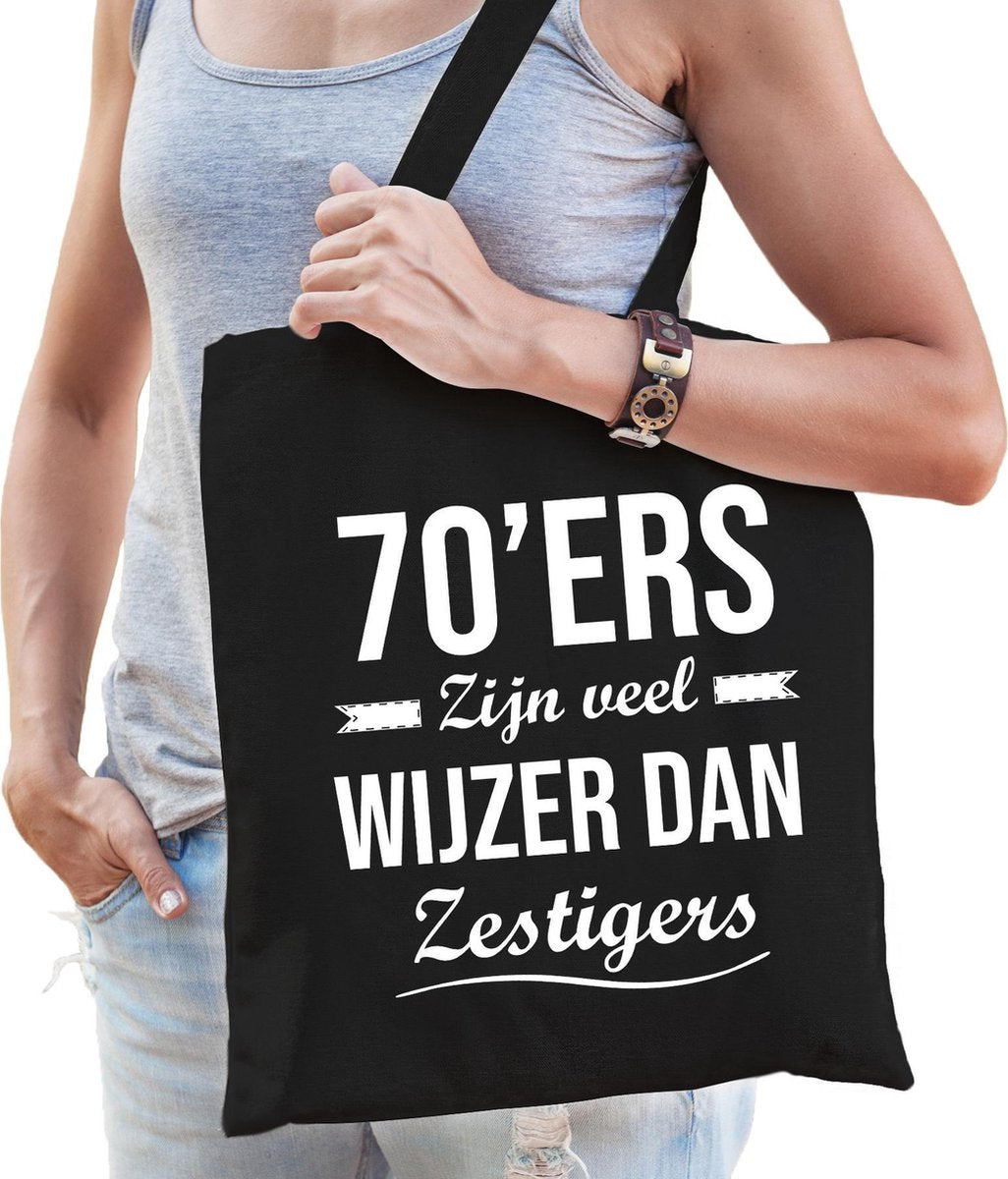 70ers zijn veel wijzer dan zestigers cadeau tas zwart voor dames cadeau / verjaardag katoenen tas zwart voor dames - 70 jaar - kado tas / tasje / shopper