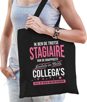 Trotse stagiaire van de leukste collegas katoenen cadeau tas voor dames - zwart - verjaardag - kado tas voor een stagiaire