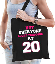 Not everyone looks this good at 20 cadeau tasje zwart voor dames - 20 jaar verjaardag kado tasje