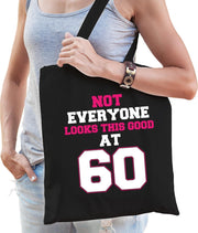 Not everyone looks this good at 60 cadeau tasje zwart voor dames - 60 jaar verjaardag kado tasje