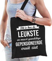Dit is hoe de leukste en meest geweldige gepensioneerde eruit ziet cadeau tasje - zwart met witte letters - voor dames - Pensioen / VUT kado tas