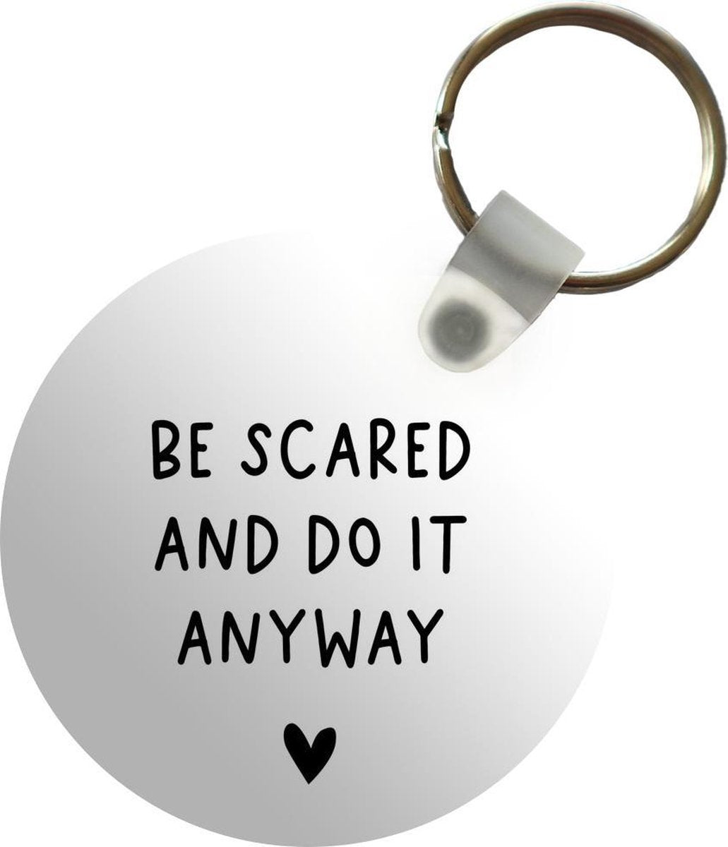 Sleutelhanger - Engelse quote Be scared and do it anyway met een hartje - Plastic - Rond