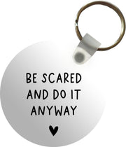 Sleutelhanger - Engelse quote Be scared and do it anyway met een hartje - Plastic - Rond