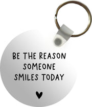 Sleutelhanger - Engelse quote Be the reason someone smiles today met een hartje - Plastic - Rond