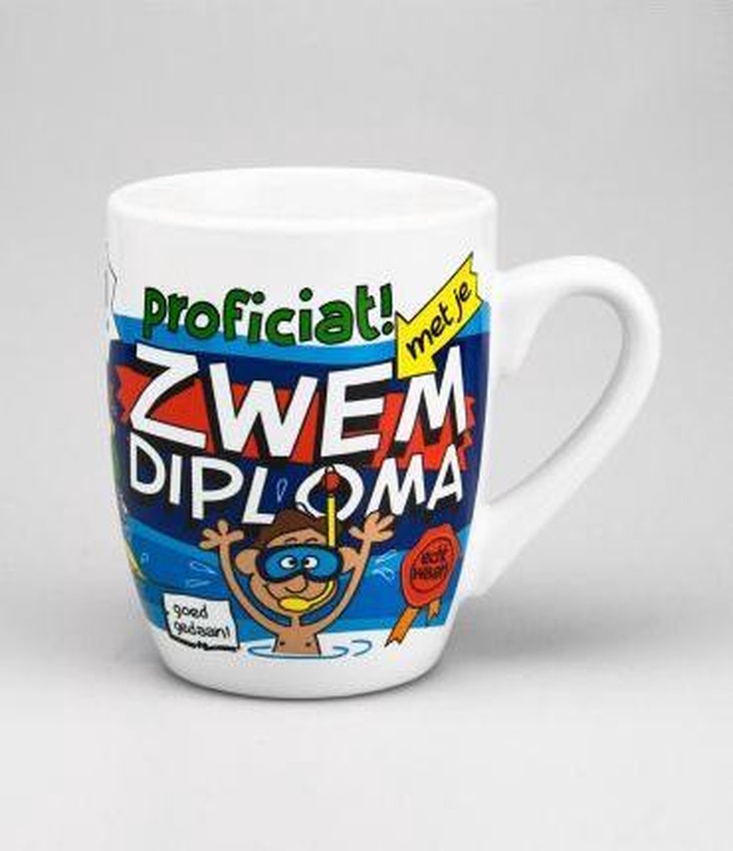 Cartoon - Mok - Proficiat met je zwemdiploma - Gevuld met een luxe cocktailmix - In cadeauverpakking met gekleurd lint