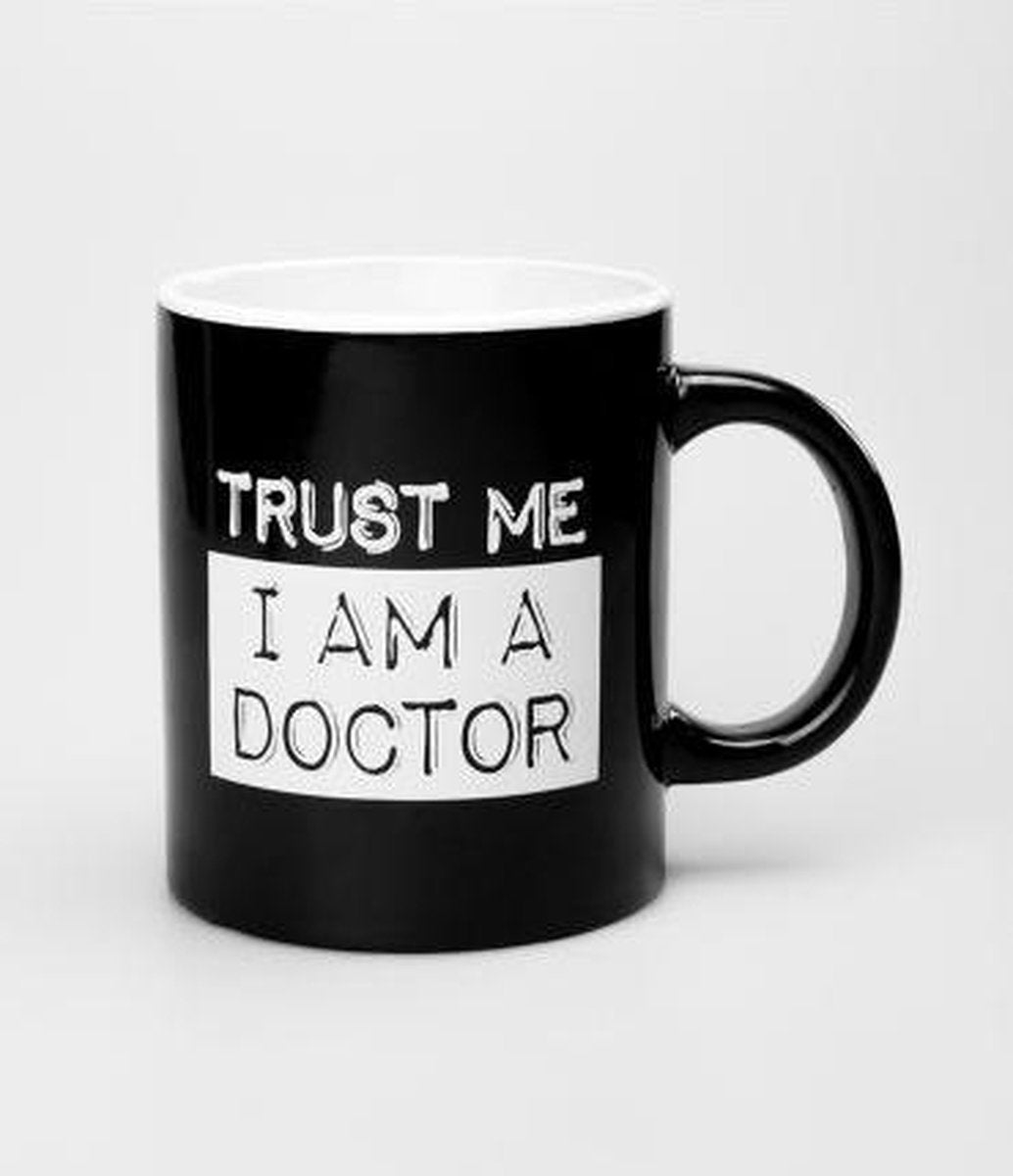 Zwart Wit Mok - Trust me I am a doctor - Gevuld met dropmix - In cadeauverpakking met gekleurd lint