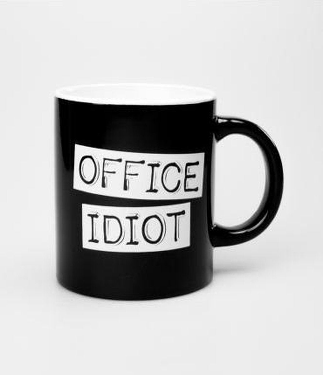 Zwart Wit Mok - Office idiot - Gevuld met verpakte bonbons - In cadeauverpakking met krullint
