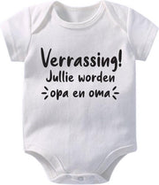 Hospitrix Baby Rompertje met Tekst Verrassing! Jullie worden opa en oma | 0-3 maanden |  Korte Mouw | Cadeau voor Zwangerschap