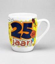 Verjaardag - Cartoon Mok - Hoera 25 jaar - Gevuld met een dropmix - In cadeauverpakking met gekleurd lint