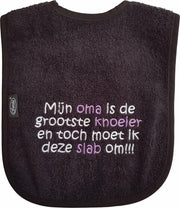 Zwarte slab met "Mijn oma is de grootste knoeier en toch moet ik deze slab om!!!"