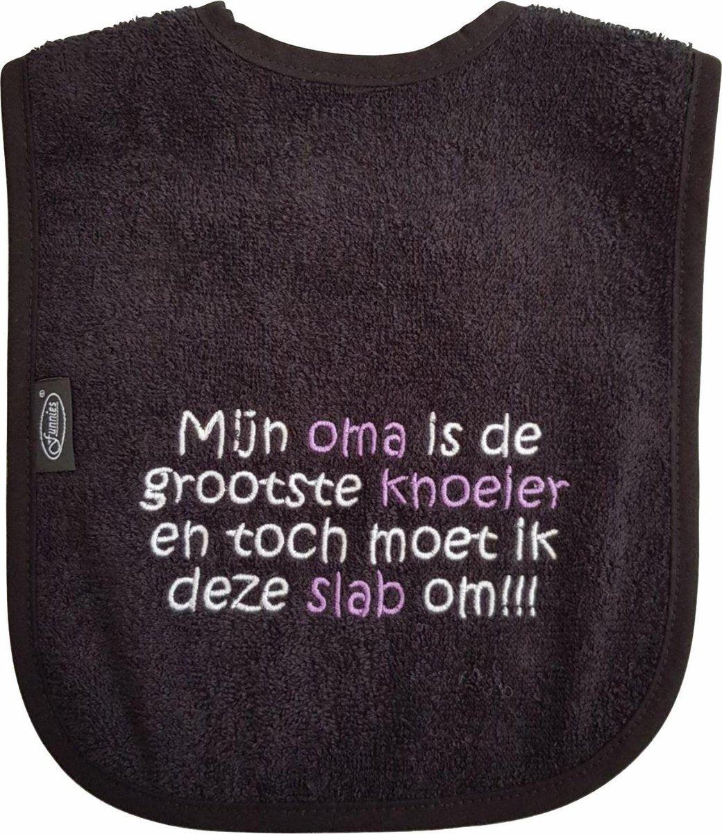 Zwarte slab met "Mijn oma is de grootste knoeier en toch moet ik deze slab om!!!"