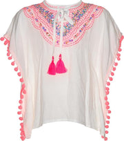 Mim Pi wit met roze meisjes kaftan opgesierd met pluimpjes en pompoms