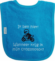 Blauwe slab met "Ik ben hier! Wanneer krijg ik mijn crossmotor?" - motor