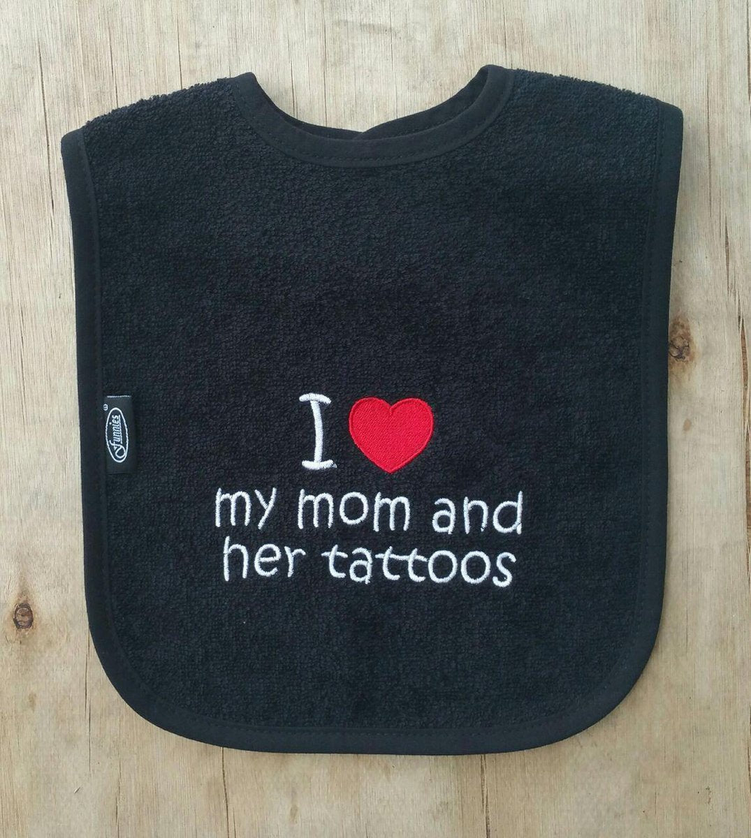 Zwarte slab met "I love my mom and her tattoos"