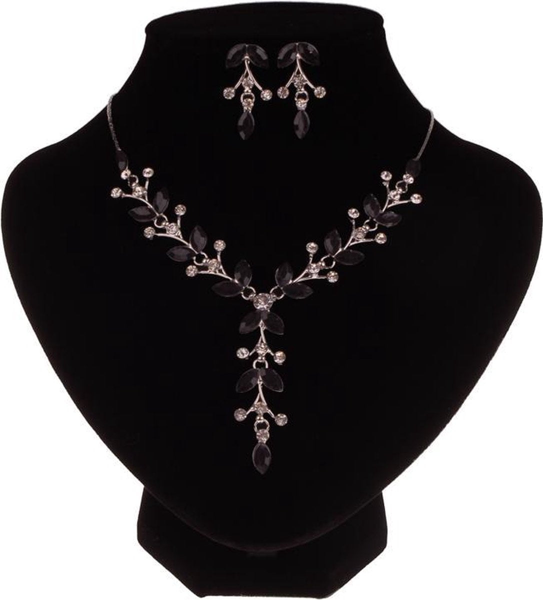 Dames ketting met zwarte bloemetjes en steentjes