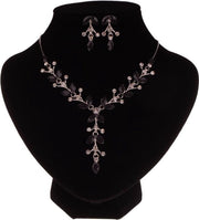 Dames ketting met zwarte bloemetjes en steentjes