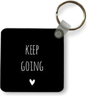 Sleutelhanger - Engelse quote Keep going met een hartje op een zwarte achtergrond - Plastic
