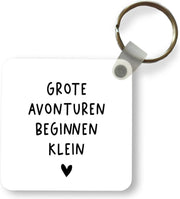 Sleutelhanger - Nederlandse Quote: 'Grote avonturen beginnen' op witte achtergrond - Plastic