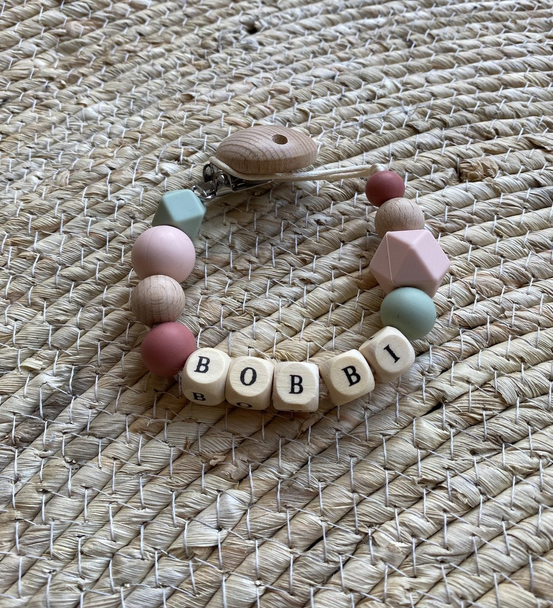 SIIDDS Gepersonaliseerd speenkoord - speenkoord met naam - oud mint - blush - klei - baby - peuter - voor onderweg - hout/siliconen - persoonlijk kraamcadeau - babyshower