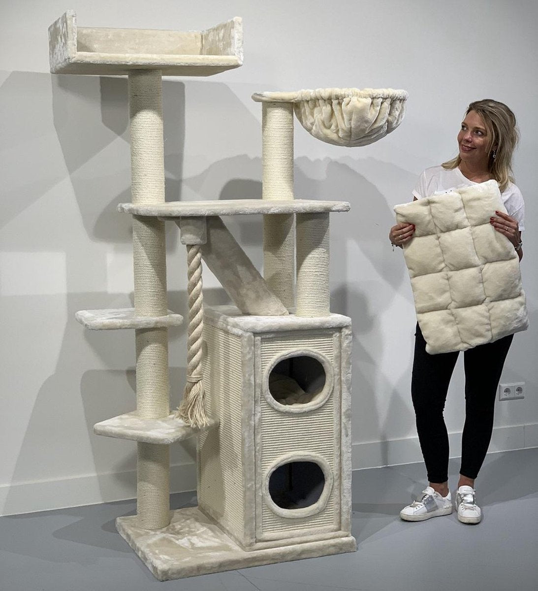 Krabpaal Cat Penthouse Beige voor grote katten van RHRQuality mega stevig!