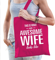 Awesome wife / geweldige vrouw / echtgenote cadeau katoenen tas roze voor dames - kado tas / tasje / shopper
