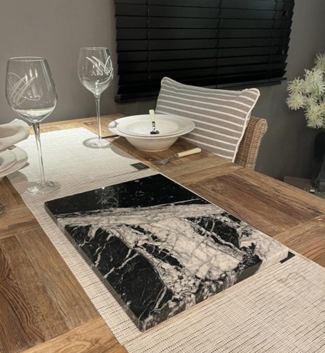 Serveerplank / Snijplank Marmer Zwart - Grote Fossielen - 40 cm x 30 cm x 2 cm - Echte Marmer - Zwart - Marmeren plaat - Werkvlakbescherming - 100 % Natuurlijk Materiaal  - Borrelplank - Kookbenodigdheden - Keukenaccessoires - Inclusief Cadeau
