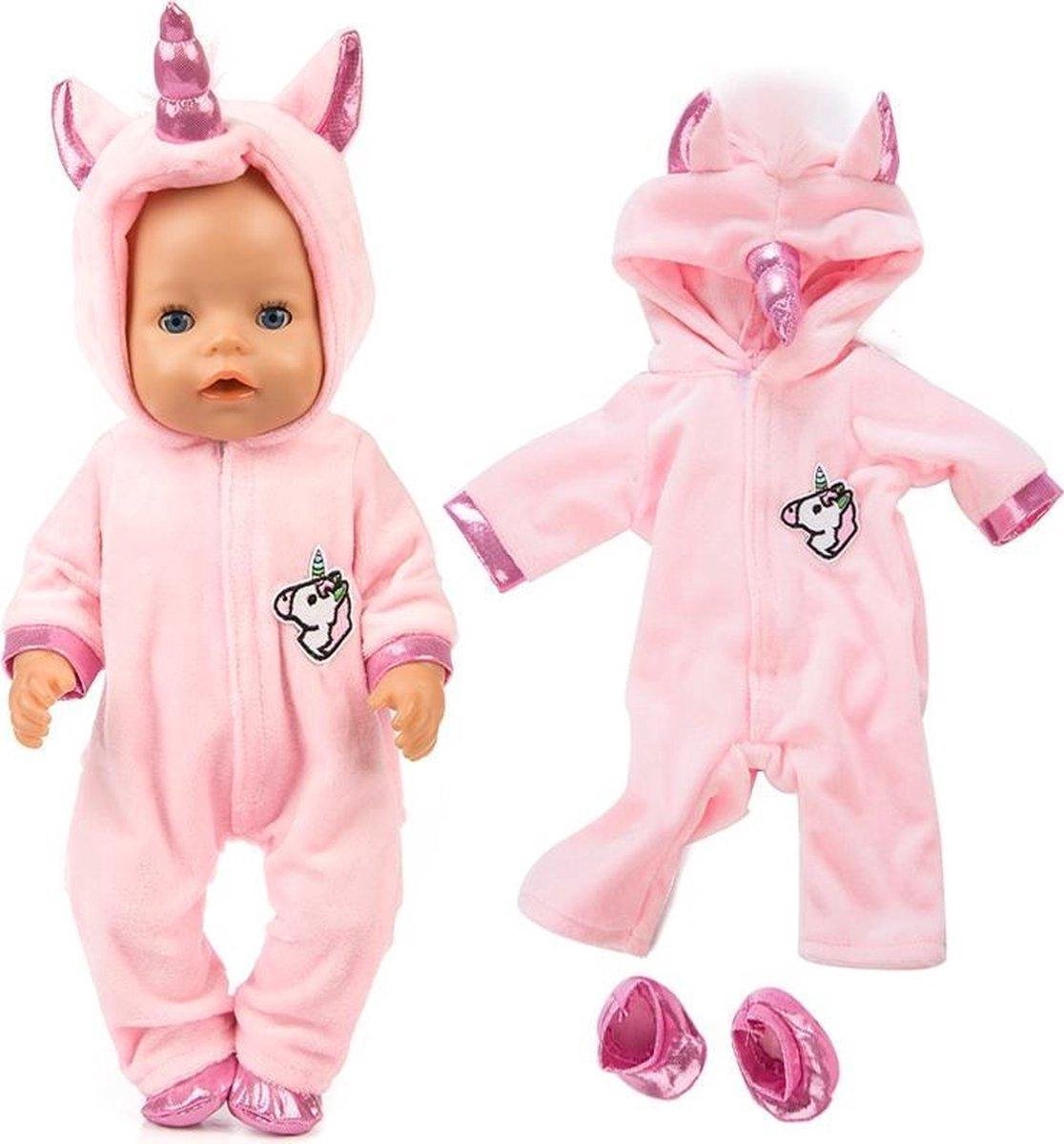 Dolldreams - Poppenkleding - Roze eenhoorn onesie voor poppen met lengte tot 43 cm