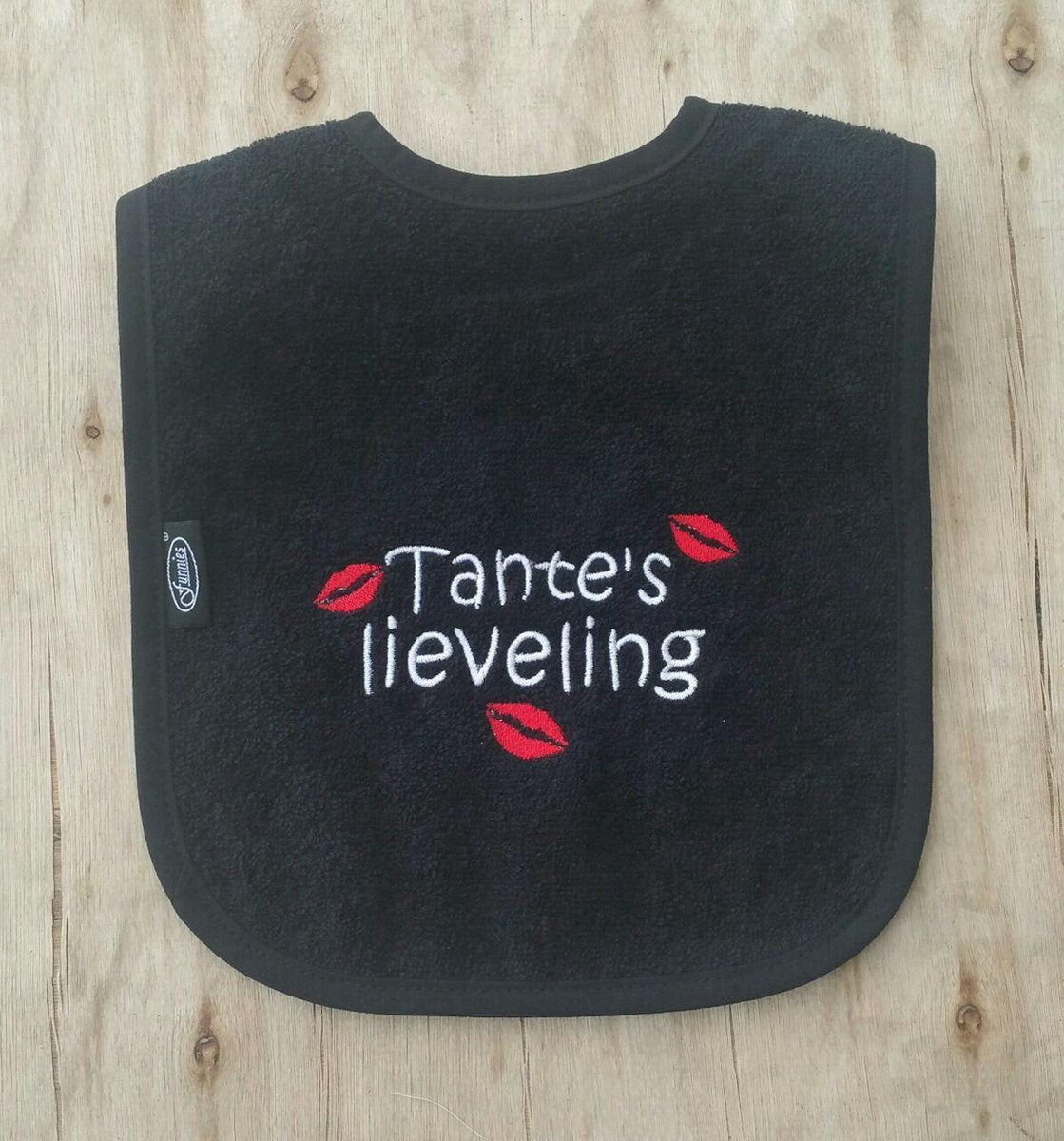 Zwarte slab met "Tante's lieveling"
