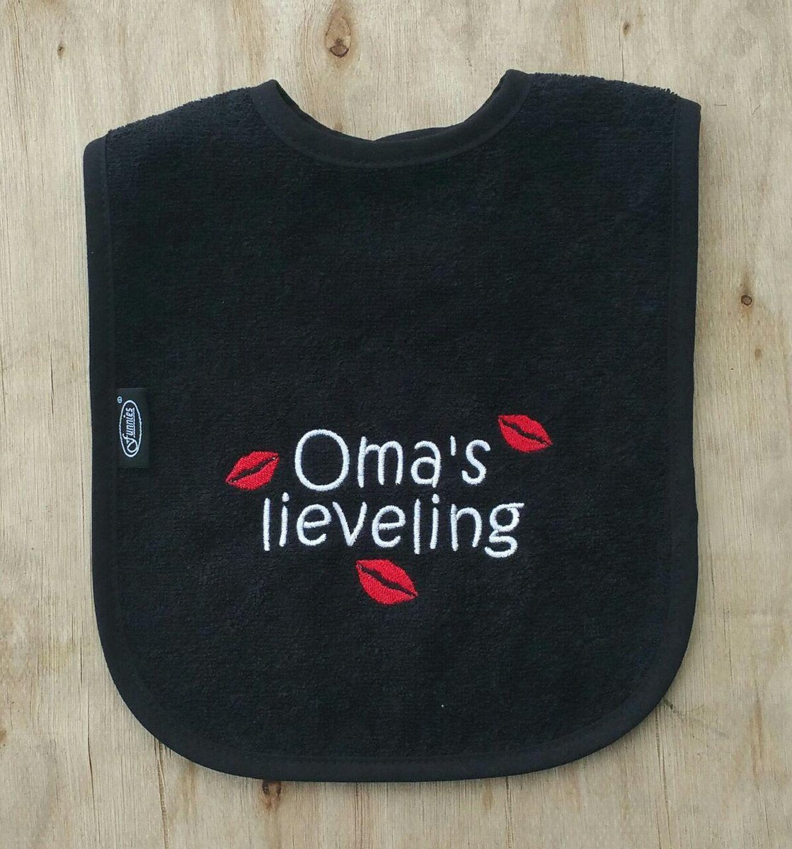 Zwarte slab met "Oma's lieveling"