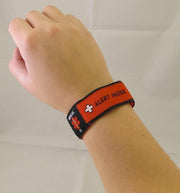 Uppi Medical Alert SOS klittenband bandje met 2 berschijfbare labels (waterbestendig).
