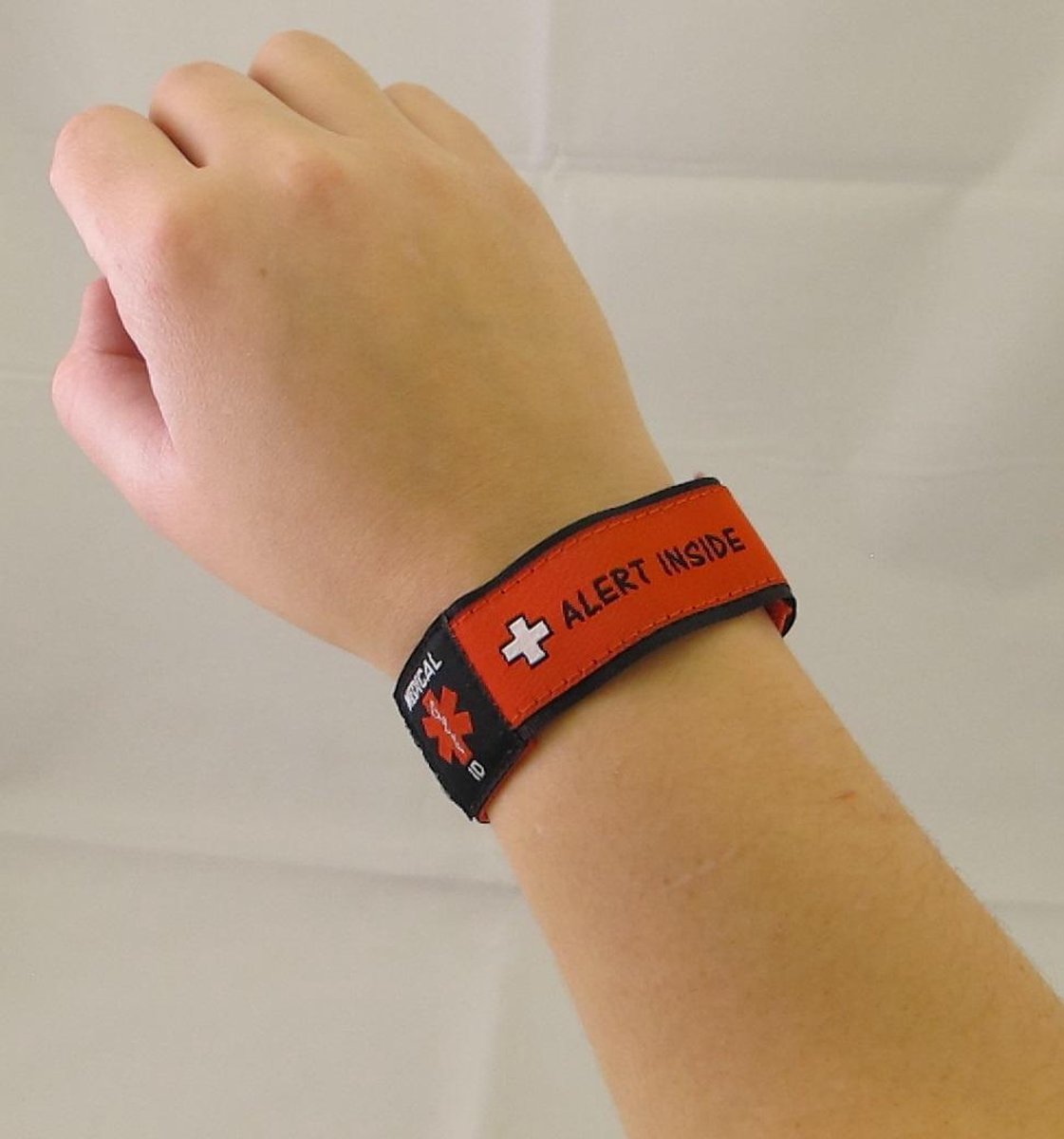 Uppi Medical Alert SOS klittenband bandje met 2 berschijfbare labels (waterbestendig).