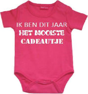Baby rompertje donker blauw met tekst opdruk Ik ben dit jaar het mooiste cadeautje | korte mouw | donker blauw| maat 50/56 cadeau papa mama oma opa oom tante vaderdag moederdag