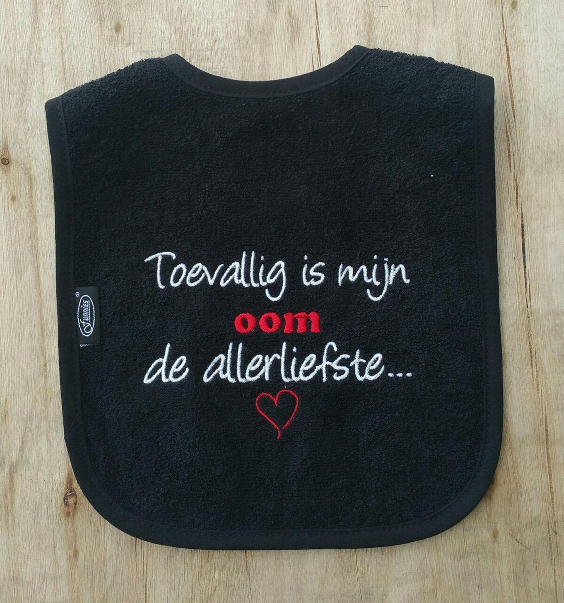 Zwarte slab met "Toevallig is mijn oom de allerliefste"