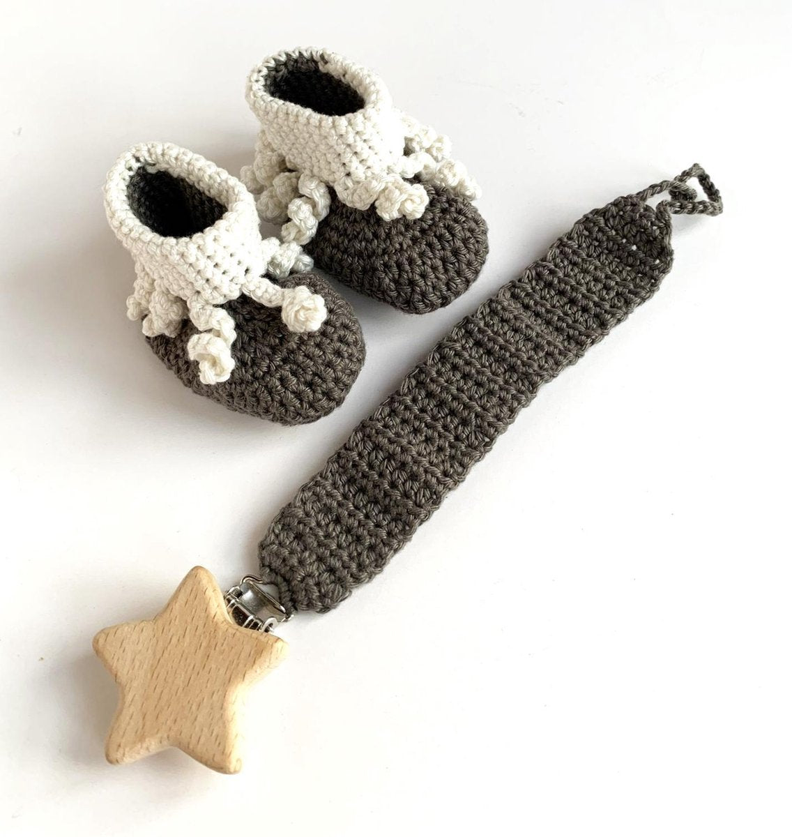 Sis en Sis - Gehaakte baby slofjes en speenkoord