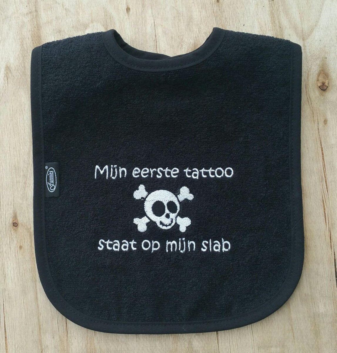 Zwarte slab met "Mijn eerste tattoo staat op mijn slab"