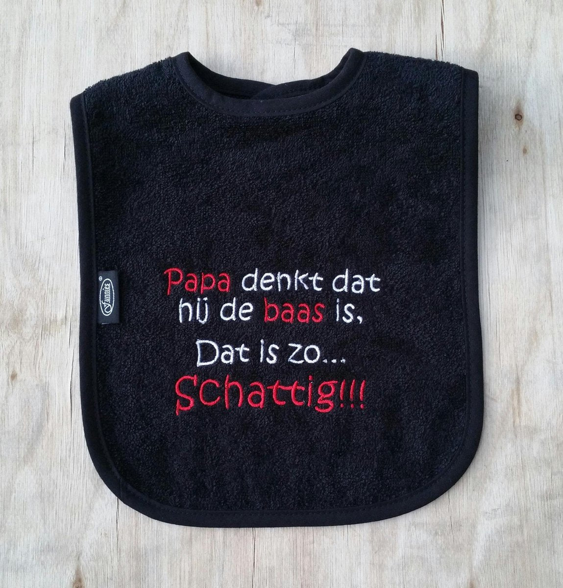 Zwarte slab met "Mijn papa denkt dat hij de baas is. Dat is zo... SCHATTIG!!!"