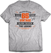 65 Jaar Legend - Feest kado T-Shirt Heren / Dames - Antraciet Grijs / Oranje - Perfect Verjaardag Cadeau Shirt - grappige Spreuken