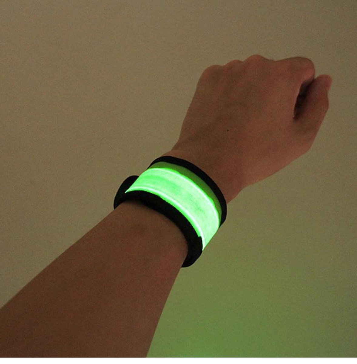 GROEN LED Hardloop Arm Verlichting - Reflecterende Armband - Hardlopen - Fietsen - Running light - Outdoor Sports - verstelbaar 28 / 32 cm