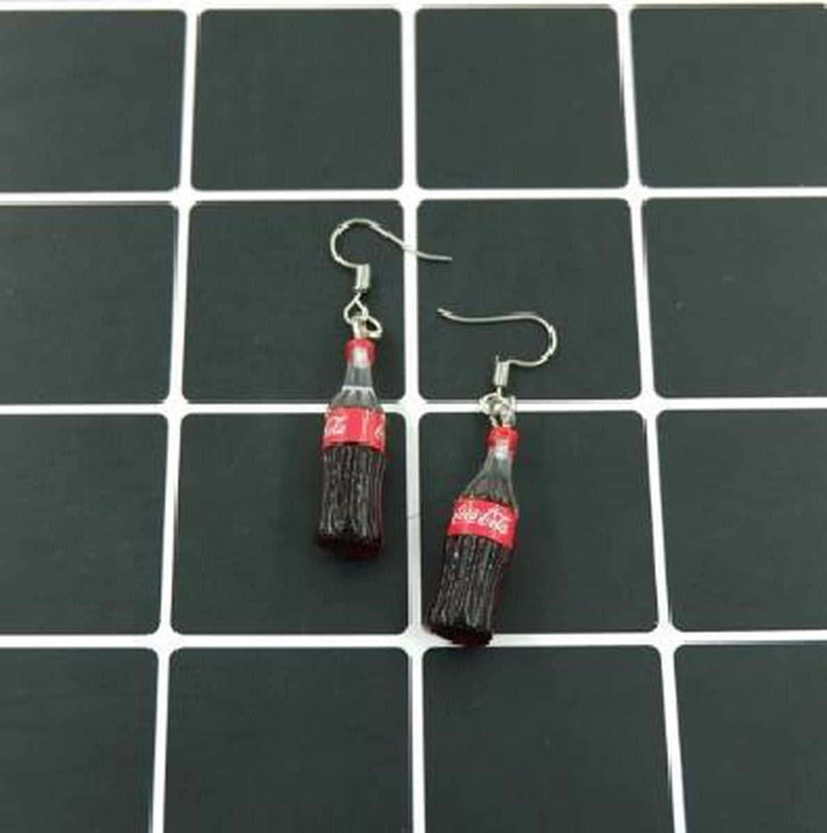 Coca Cola Oorbellen | Kostuum Snoep | Trending | Sieraden | Schattig | Teenage | Meisjes sieraden | Voor kinderen en volwassenen | Hip | Kleine oorbellen hangers | Zwart rood | Flesje | Miniature sieraad | Cadeautip | Voor haar