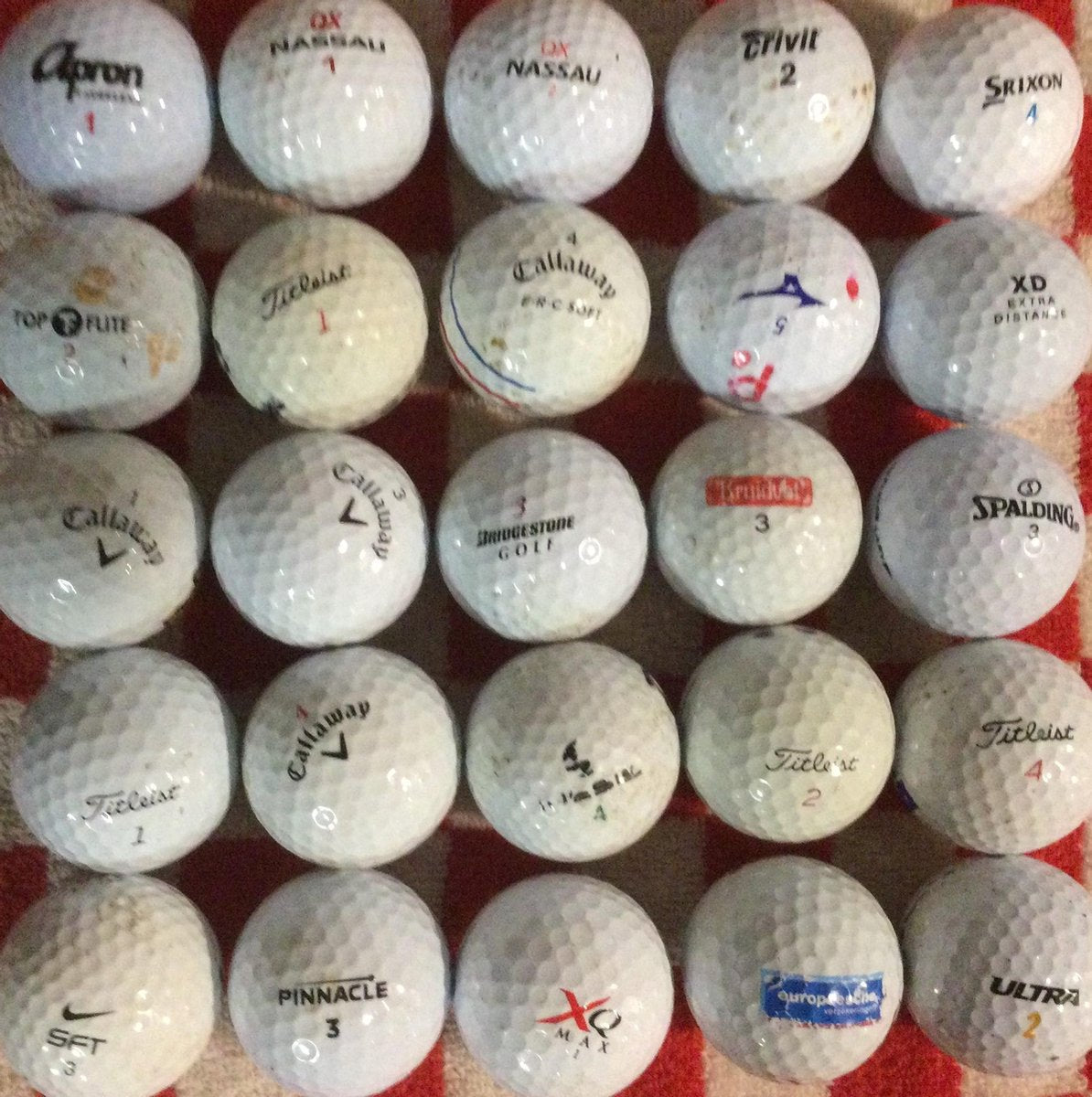 Golfballen gebruikt/lakeballs Mix wit AAA klasse 100 stuks  4 x 4 x 4 cm 5 g   Golfballen gebruikt/lakeballs mix wit AAA klasse 100 stuks.