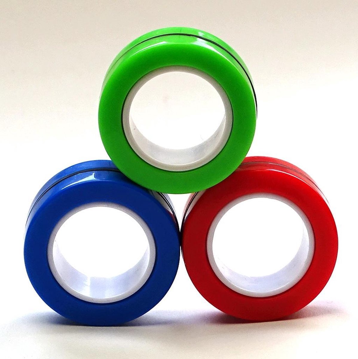 Fidget speelgoed. 3 Magnetische Ringen Blauw / Rood / Groen. Na de populaire Tangle het ideale speelgoed voor motorische onrust.