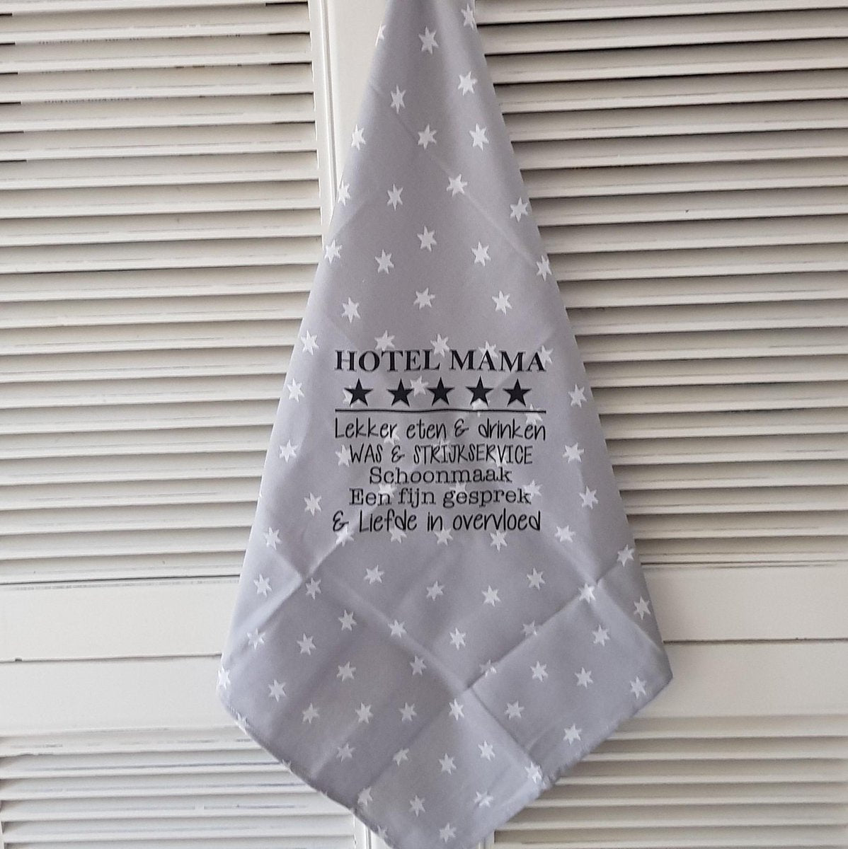 Theedoek grijs met grappige tekst bedrukt cadeau voor Hotel Mama / papa/ oma / en opa | Moederdag Vaderdag Cadeau voor Mama papa opa Oma vrouw dames man heren kerstmis zwangerschapsaankondiging verjaardag hoera jullie worden je wordt
