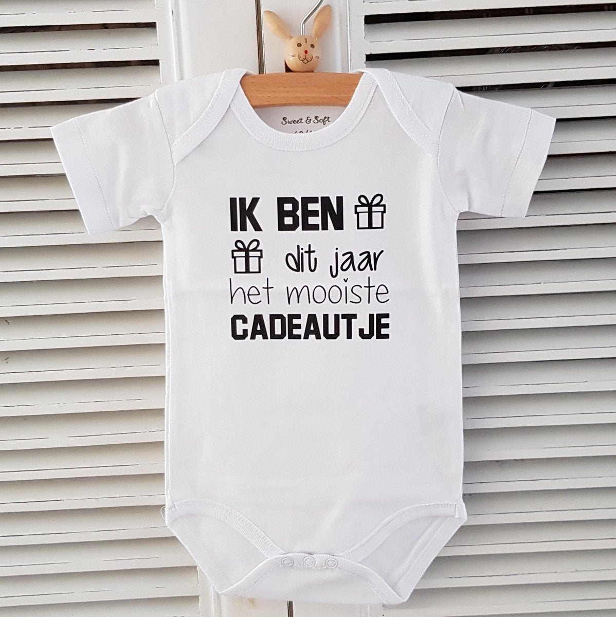 Baby Rompertje cadeautje zwangerschap aankondiging tekst Ik ben dit jaar het mooiste cadeautje | korte mouw | wit zwart | maat 86-92 | eerste 1e verjaardag 1 een one jaar